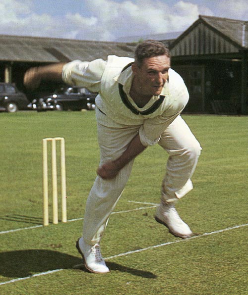 Happy Birthday Alan Davidson 

One of the greatest left-arm seamer in history, took 186 wickets in 44 Test for Australia.
The first man to score 100 runs &amp; take 10 wickets in a Test (1st tied Test)
ICC Number One Rank Bowler in 1960 (908 rating pts)

Wisden Cricketer of Year 1962