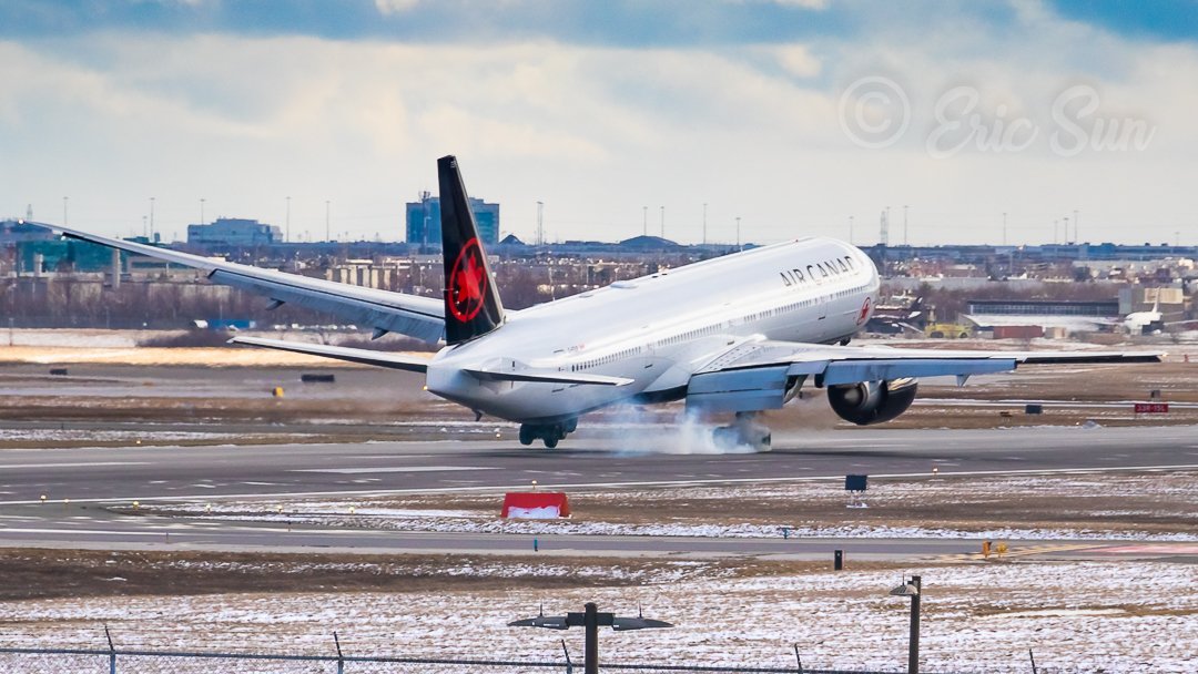 aviation_eric's tweet photo. Lefty landing of @AirCanada 77W. Picture taken last year. https://t.co/IYaAmuFTFm