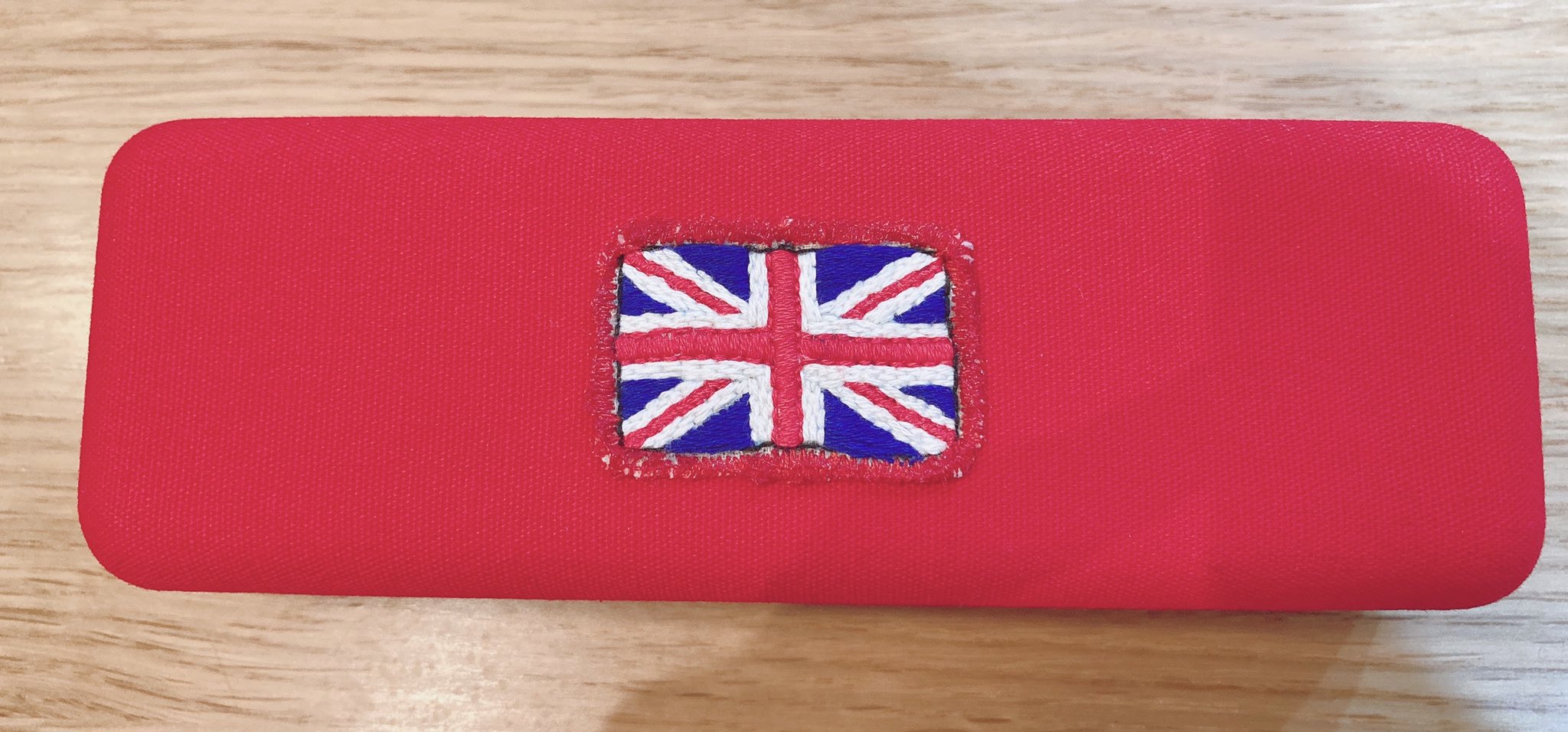 もんもん フレディを入れるお出掛け用の箱を作ったよ 実はこれ元はjinsのメガネケース 奇跡的にサイズがピッタリ 内側にはフレディのサインを刺繍 外側にはユニオンジャックを刺繍してワッペンにして貼り付けたよ Queen手芸部