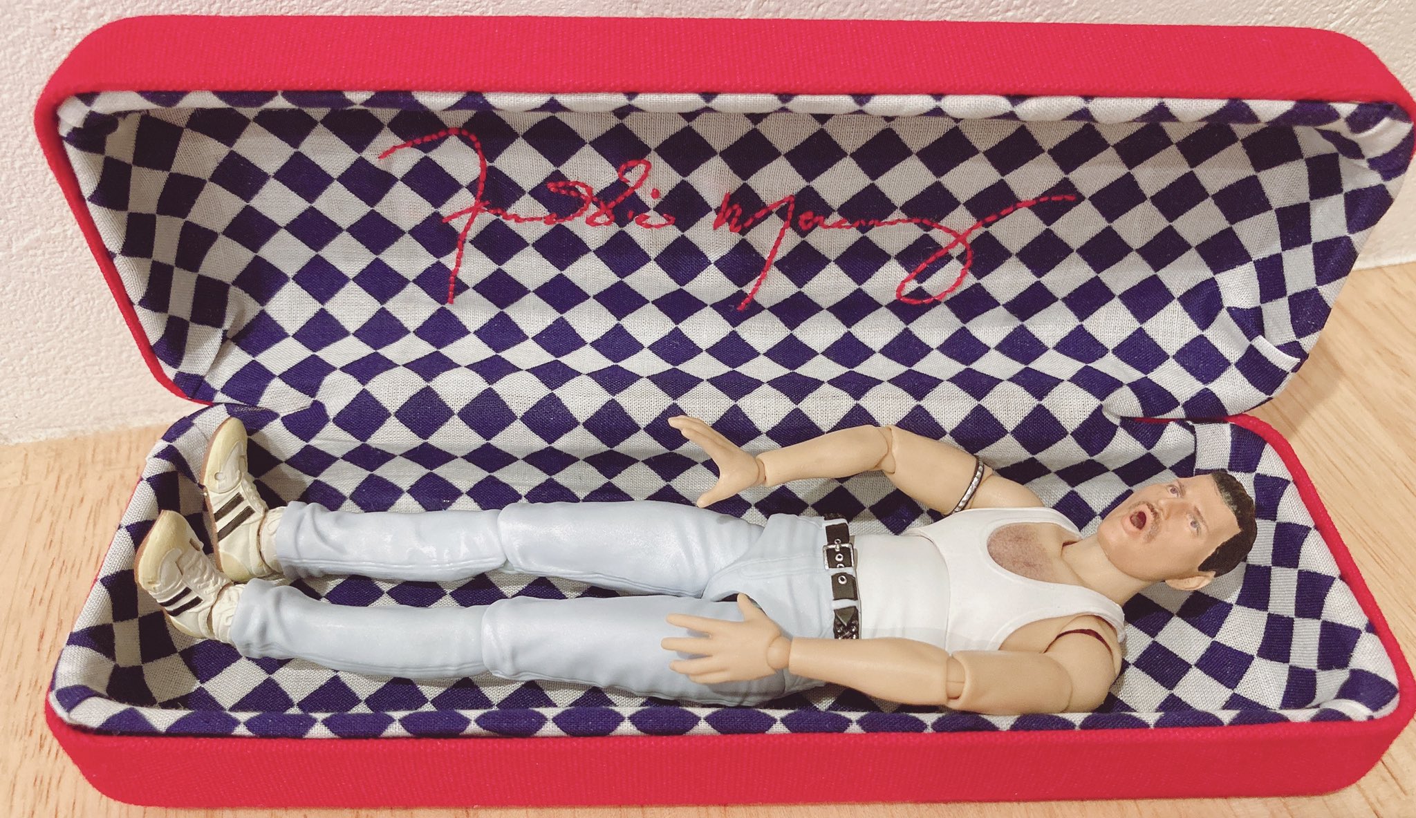 もんもん フレディを入れるお出掛け用の箱を作ったよ 実はこれ元はjinsのメガネケース 奇跡的にサイズがピッタリ 内側にはフレディのサインを刺繍 外側にはユニオンジャックを刺繍してワッペンにして貼り付けたよ Queen手芸部