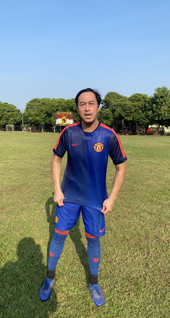 pandji's tweet photo. Yg kiri baru kmrn di foto, 81kg. Yg kanan 95kg. Di antaranya ada perjuangan yg dipicu oleh sebuah kejadian menakutkan yg menimpa gue di Seminyak, Bali bulan Juni thn lalu. It has been quite a journey of finding myself. https://t.co/4Us3j5F3pk