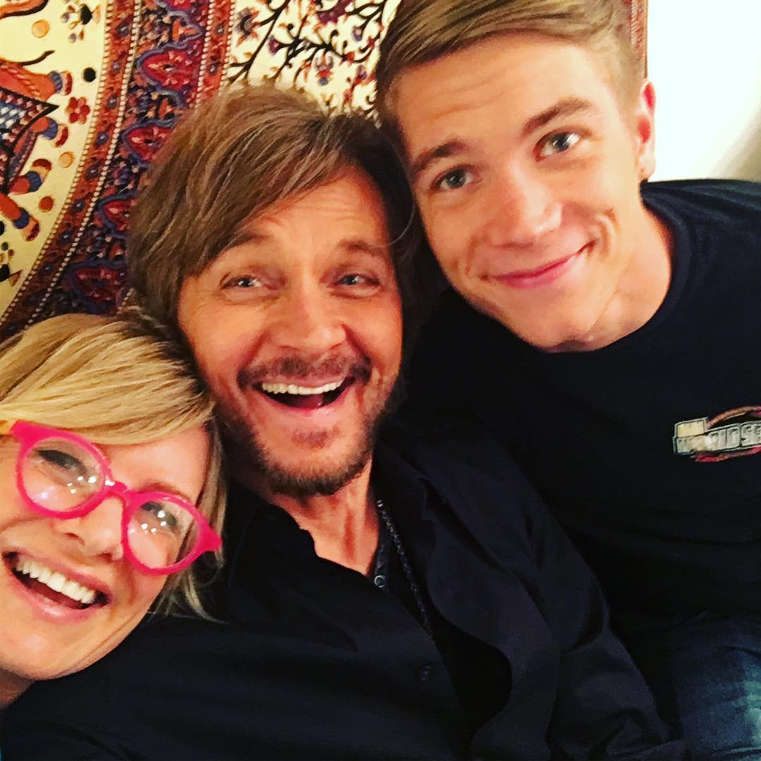 nicholsevansfan's tweet photo. More fun with the onscreen Johnsons ! #happypatchiversary35 #patch35 https://t.co/jBDTMMGrw4