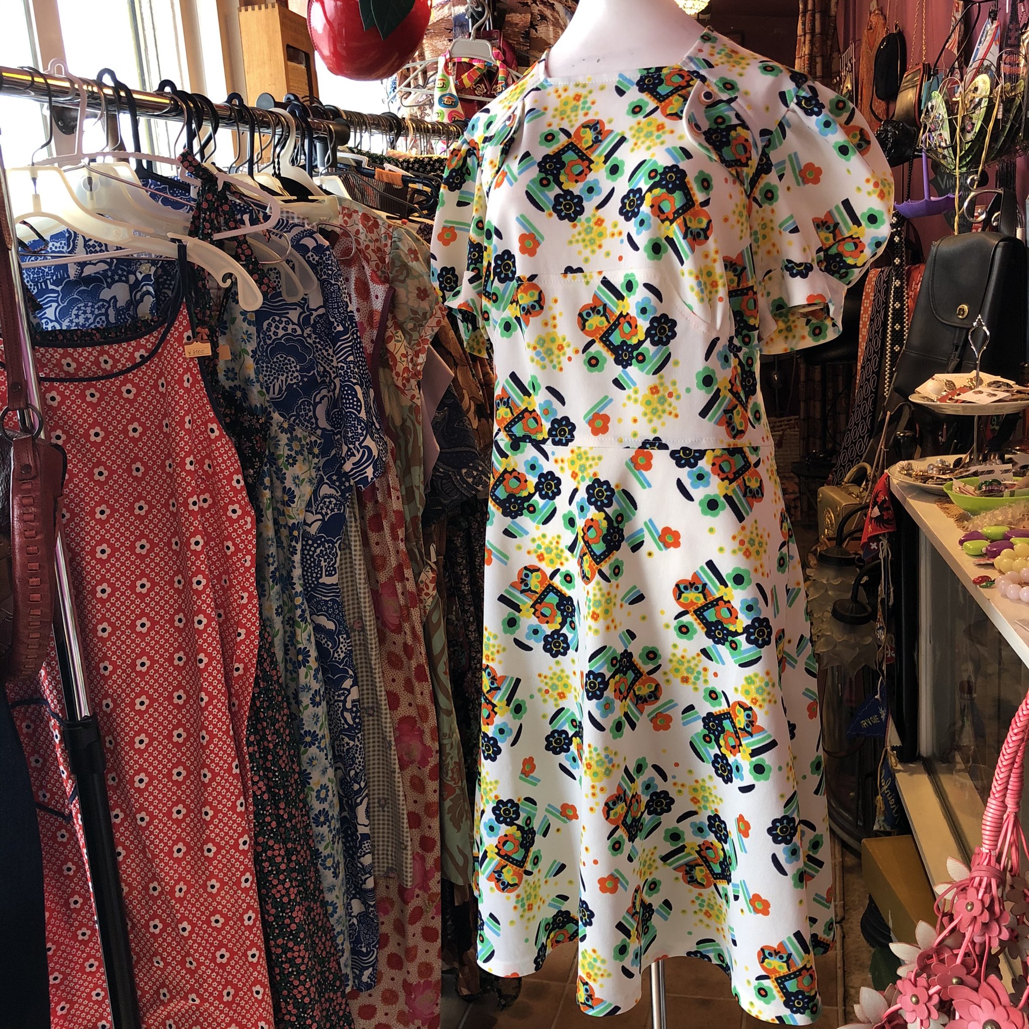 時空屋トキカケ商店 先日入荷の夏ワンピースたち 写真が上手く撮れないー 実物はもっと可愛いんです ほんの一部オンラインショップにも載せましたのでちらりと覗いて下さいませ