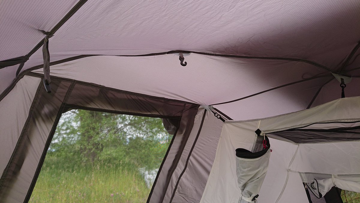 おじょー アルミペグは残念ながら石に負けて1発ノックアウト やっぱ鍛造ペグが安心だわなー テントの黒とペグ ポール ガイロープが赤でカッコイイんだけど キャノピー用のポールも細くてちょっと心配 別売りのポールも持ってるから俺は良いんだけどね