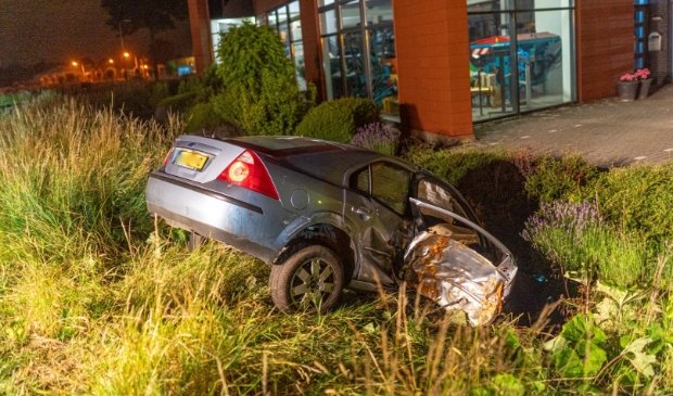 Automobilist (22) zwaargewond bij éénzijdig ongeval op Melkweg in Bleskensgraaf -..