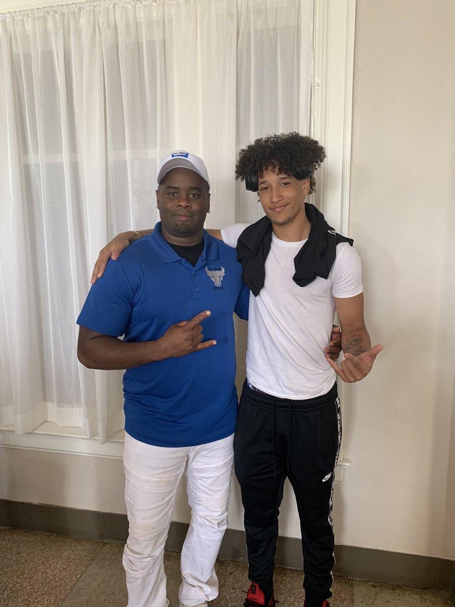 The man that made everything possible for me🤞🏽 cant ever thank him enough💯 <a href="/wright_woody/">Coach Woody</a> #HornsUp🤘🏽