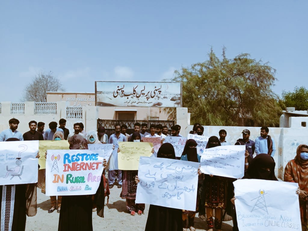 #Pasani the land of poet's ,the most sensitive people are there #Qazi #Qambar #Naseer #sideeq #Doli #Hazaran and many more, #Pasani the land of #SandArtist #Stuents of pasani raised their voice  and record a protest against online classes #SayNoToOnlineClasses @HazaranBaloch