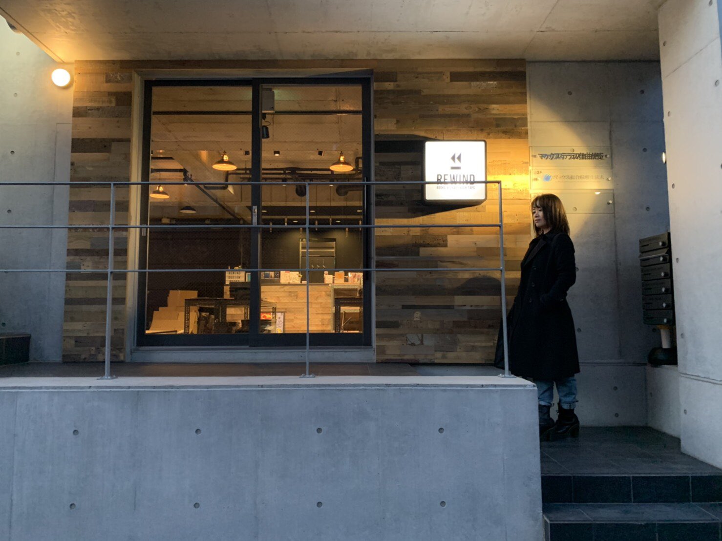 自由が丘本屋 Rewind Books 自由が丘の本屋 年6月19日オープン 自由が丘に本屋が生まれます クラフト ビールの飲める本屋 昨年台風 コロナを乗り越え ついにオープンです まだ落ち着かない状況です 試験的な短縮営業 マスク着用等ご協力お願い