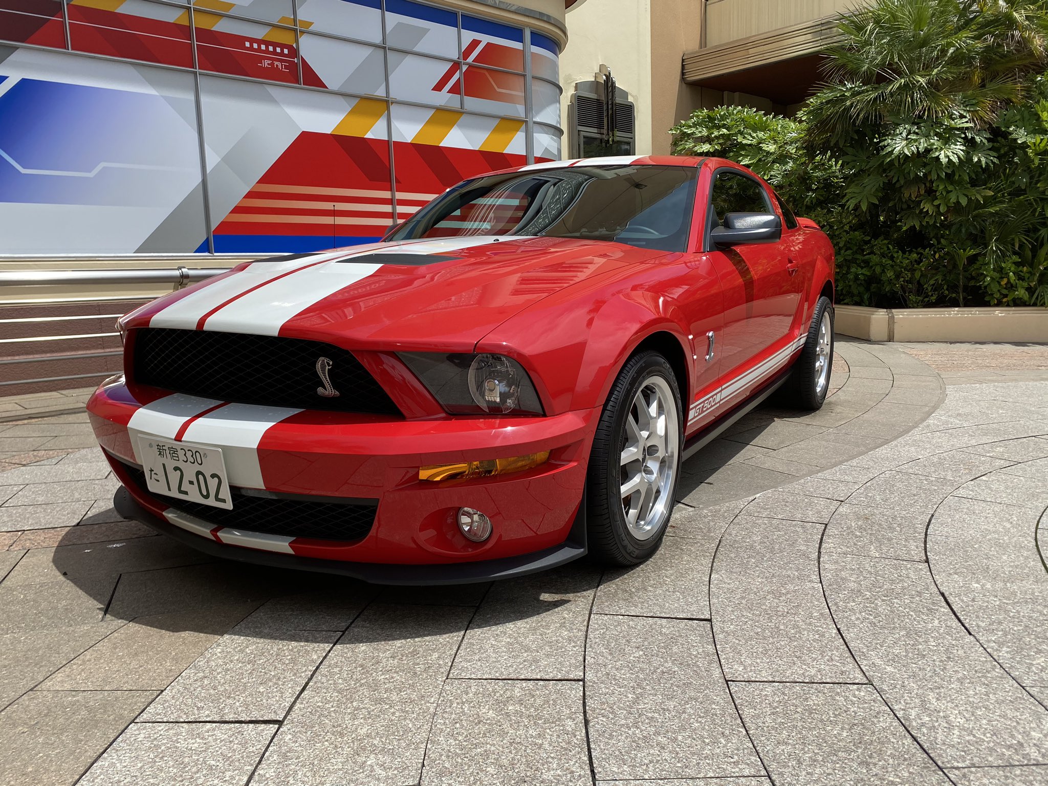 Joy ユニバ行ってたらコナンの赤井秀一のマスタングおった笑 ナンプレもカラーリングも内装にサングラスとか革ジャンとか缶コーヒーとかあってまじで再現度すごかった笑 とりまgt500はくそかっけぇ