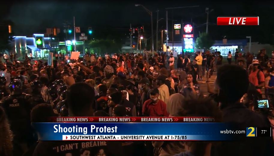 Wsb Tv Happening Now Protesters Still Facing Off With Police In Southwest Atlanta Though The Group Is Relatively Peaceful Watch Live T Co C8cpbzlatj T Co Gdee5daffj