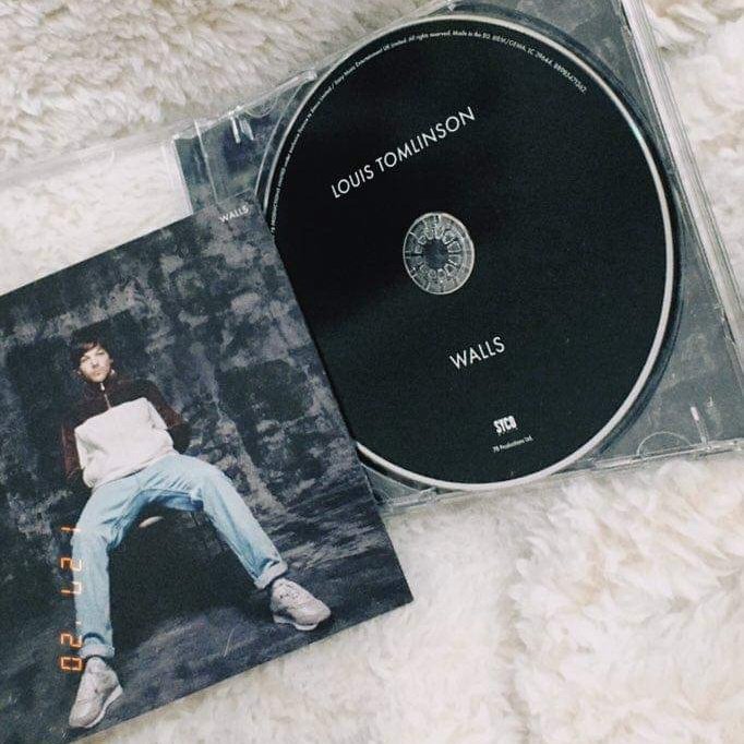 🐺 on X: WALLS es el álbum debut de Louis Tomlinson, cantautor de indie  rock e indie pop. Cuenta con 12 canciones basadas en realidades y  sentimientos propios. Tardó 4 años en