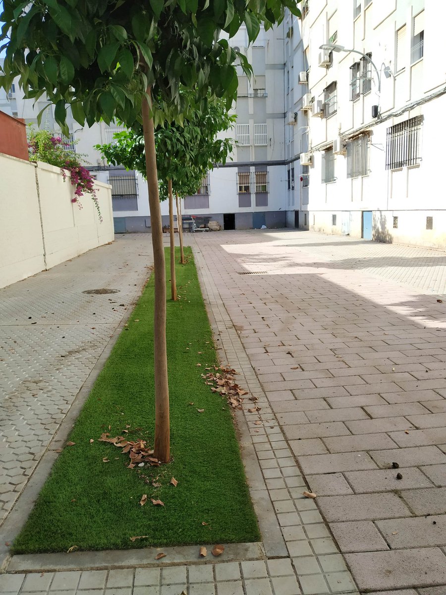 Cemento y césped artificial.

¿En qué piensa quien concibe estos espacios?

¿Qué suerte de desproposito es la que nubla su mente?

¿Todo vale en los barrios humildes?