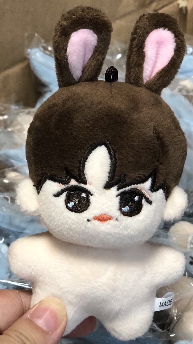 계속해서 불량체크중입니다
아직까지 불량이 보이는 아가는 없었어요🤣
아직 반도 못한게 함정이지만...😭
사진을 보시면 아가들이 찌부가 되서 얼굴이 길어져서 왔는데 머리를 조물조물 경락 해 주면 오른쪽 사진처럼 어여쁜 아가가 됩니다🥰
#미니떤토끼 #10cm인형 #유선호