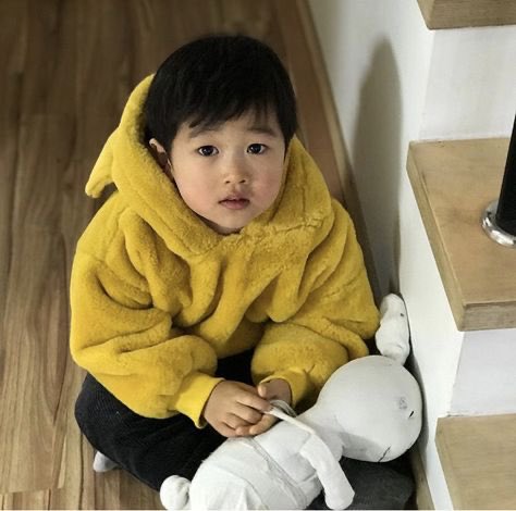 SUNGJAE WANG- 5 years old- loves his dad sooooo much- loves Yeri because, “she takes care of my dad really well.” - loves going to his dad’s work- loyal to his dad