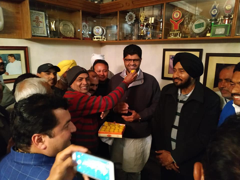 NishanSinghJJP's tweet photo. सांसद रहते हुए, उपमुख्यमंत्री होते हुए दुष्यंत चौटाला जी जिस तरह हमेशा लोगों के साथ खड़े रहते हैं, पूरा दिन ग्रामीणों, किसानों, युवाओं के लिए काम करते हैं और इतनी मेहनत से हरियाणा के हितों के लिए लड़ते हैं। तभी पूरा हरियाणा उन्हें  #लाडला_दुष्यंत कहता है। @Dchautala https://t.co/1Ggk0aZ7sn