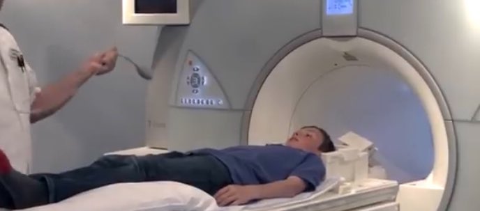 في سنة ٢٠٠١ في #نيويورك طفل بعمر ١٢ عام كان سوف يجري اشعة لرأسه بجهاز الـ( MRI ) ، طريقة عمل هذا الجهاز تعتمد بشكل كلي على المغناطيس وتوجد طاقة مغناطيسية هائلة بداخله واثناء ما كان يجري الأشعة دخلت احدى الممرضات وهي تحمل استواطنة اكسجين وقام الجهاز بسحبها بقوه لرأس الطفل فكسرته !