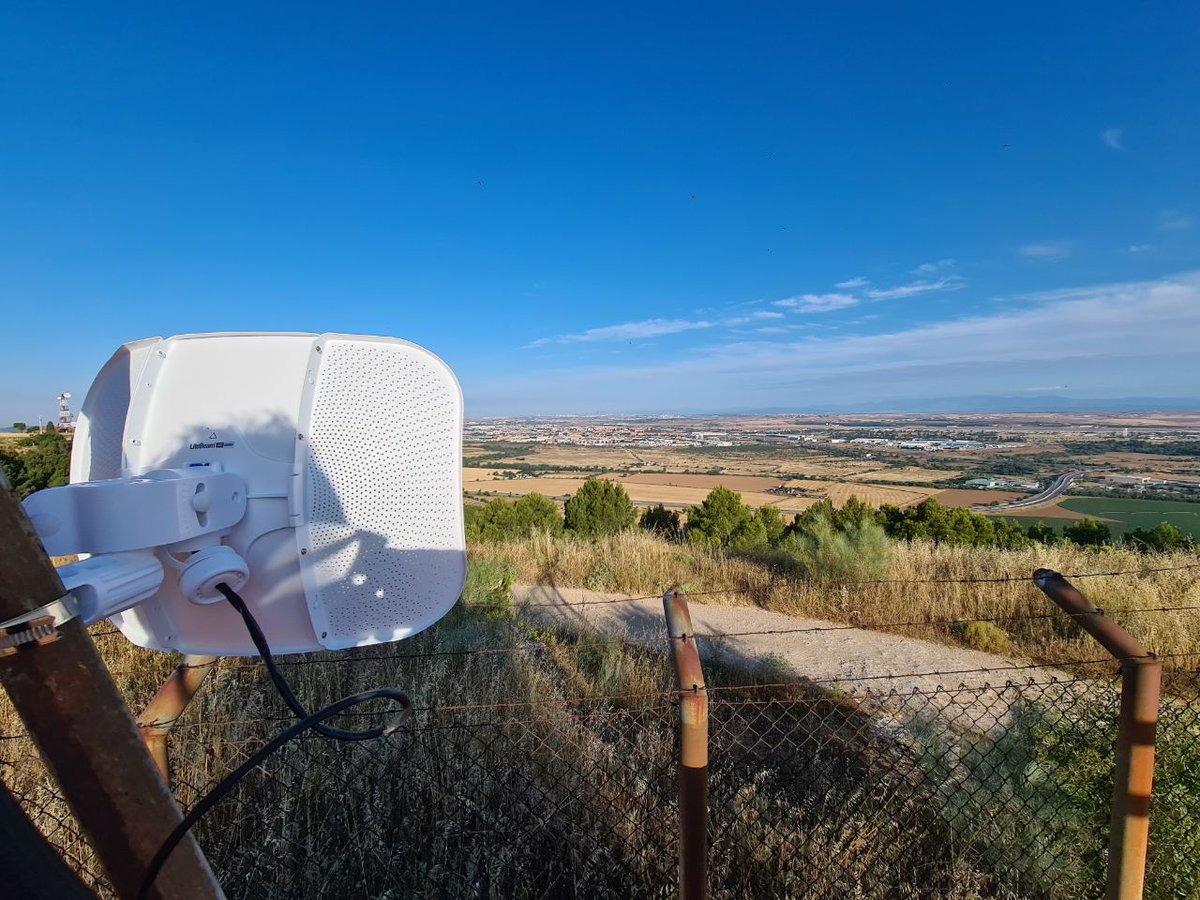 Día de mantenimiento en #ED4ZAI.
Nuevo regulador solar que nos permite poner los paneles en serie (24v).
Cambio de los conectores del receptor radar.radiomad.es 
Nuevas antenas para el enlace wifi 
Cambio segmento red local 
#Dmr #aprs