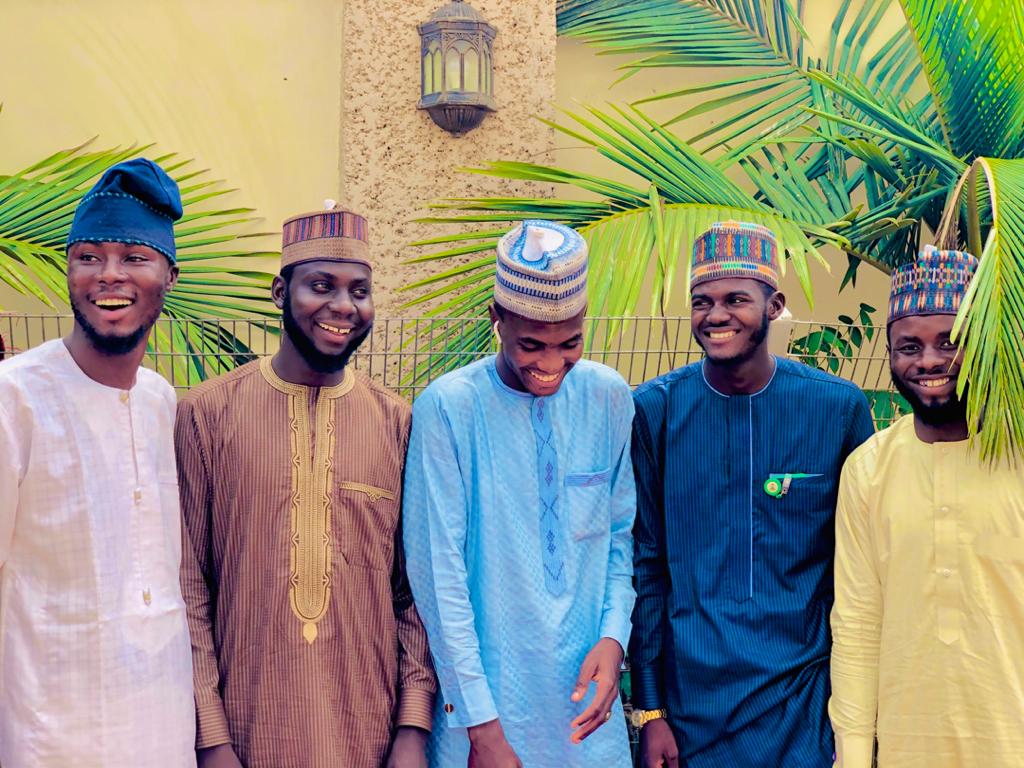 Usman_Chobal's tweet image. Be with people that always remind u of Allah.
Always support you.
Always care about you.
Will always be there for you.

Family is not whose blood you carry, who ever is ready to roll in good or bad is called FAMILY
@el_uthmaan @SarkiMal @abu_aseeem