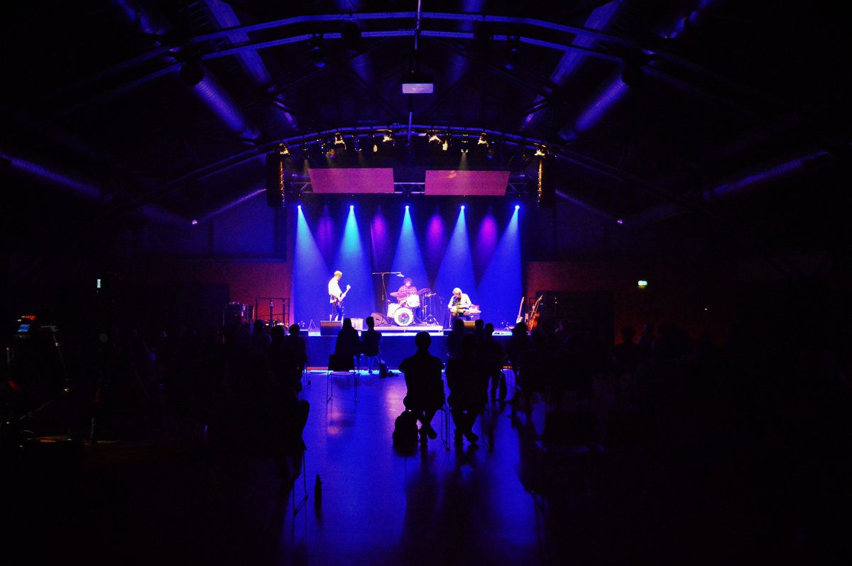 Auf dem ersten #Livekonzert, seit es Corona "gibt": bit.ly/2YBzfX5 #theresnomusiclikelivemusic #von0auf100 #mitabstanddasbestekonzert <a href="/csdarmstadt/">Centralstation Darmstadt</a>