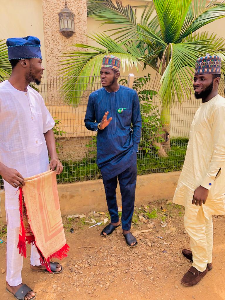 Usman_Chobal's tweet image. Be with people that always remind u of Allah.
Always support you.
Always care about you.
Will always be there for you.

Family is not whose blood you carry, who ever is ready to roll in good or bad is called FAMILY
@el_uthmaan @SarkiMal @abu_aseeem