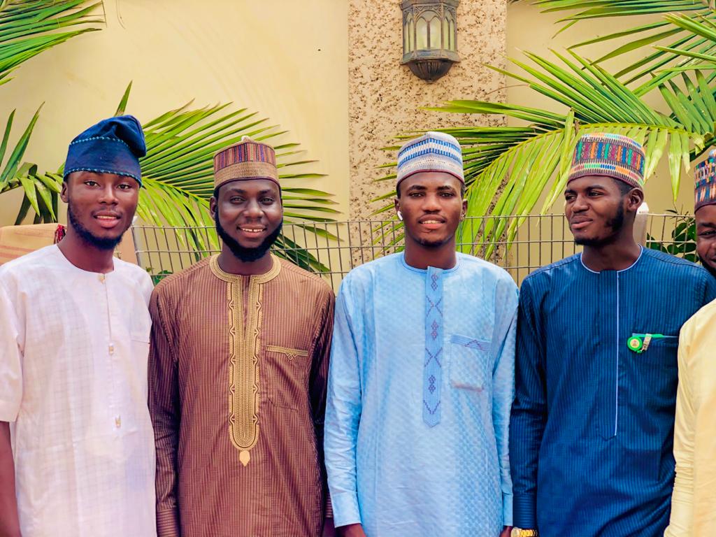 Usman_Chobal's tweet image. Be with people that always remind u of Allah.
Always support you.
Always care about you.
Will always be there for you.

Family is not whose blood you carry, who ever is ready to roll in good or bad is called FAMILY
@el_uthmaan @SarkiMal @abu_aseeem