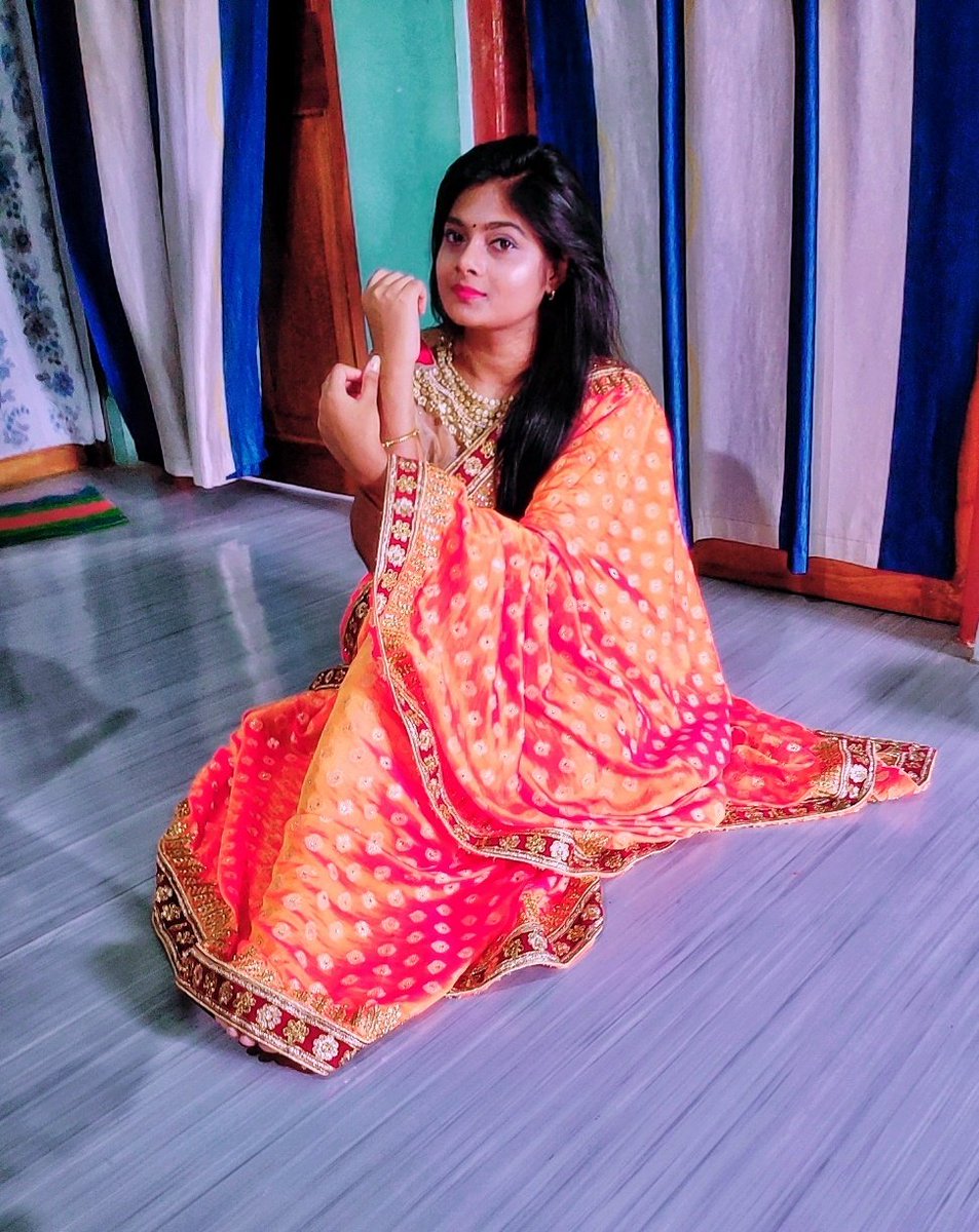 Saswati11223's tweet photo. "Banaste dakila Gaja,
Barasake thare aasichhi Rajo.
Asichi Rajo lo,
Gheni nua Sajabaja"
Happy raja to all odia people. 
Enjoy this day with #podopitha #rajapana 
#RajaParba #ODISHAFESTIVAL  #Proudtobeodia https://t.co/ncMTNx1Kkj