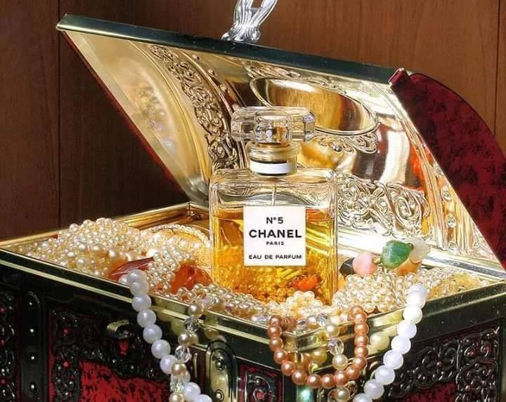BillionsPortal's tweet photo. You can't beat the old classics!!
https://t.co/33XdV5IsAm
#luxury #chanel #luxlist #perfume #style #luxurylifestyle https://t.co/pmzAPX08Bn