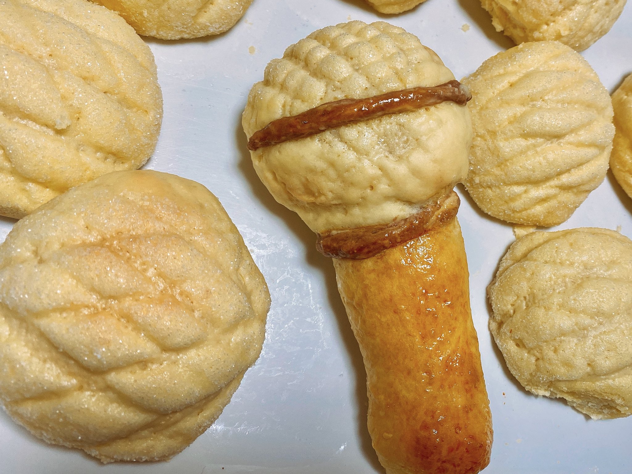 小桜舞子 ワイヤレスマイクを焼きました A メロンパンを作っていたらマイクに見えてきちゃって またライブしたいなぁ 動画 是非ご覧ください チャンネル登録もよろしくお願いします T Co Qrpuw8vfew 小桜舞子 パン作り メロンパン