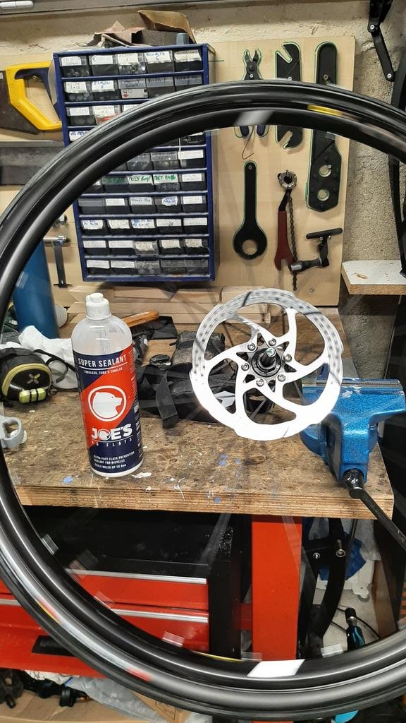 tiagoslb's tweet photo. Passage en tubeless du #RC520 gravel avec préventif. Je t'attends @pschtt . https://t.co/SyLcAgsn6S