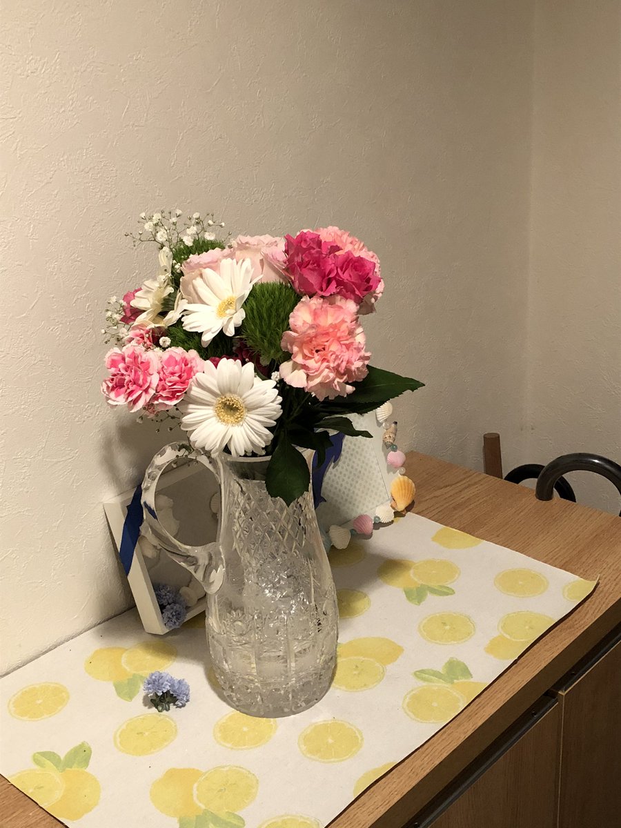 利一 りいち 今日は嫁さんの誕生日なのです だからローストビーフはちょっとだけ念入りに 花束と 後はローストビーフに鯛のアクアパッツァ 買ってきたケーキに花束でお祝いするのです٩ ˊᗜˋ و 美味しいと良いけども