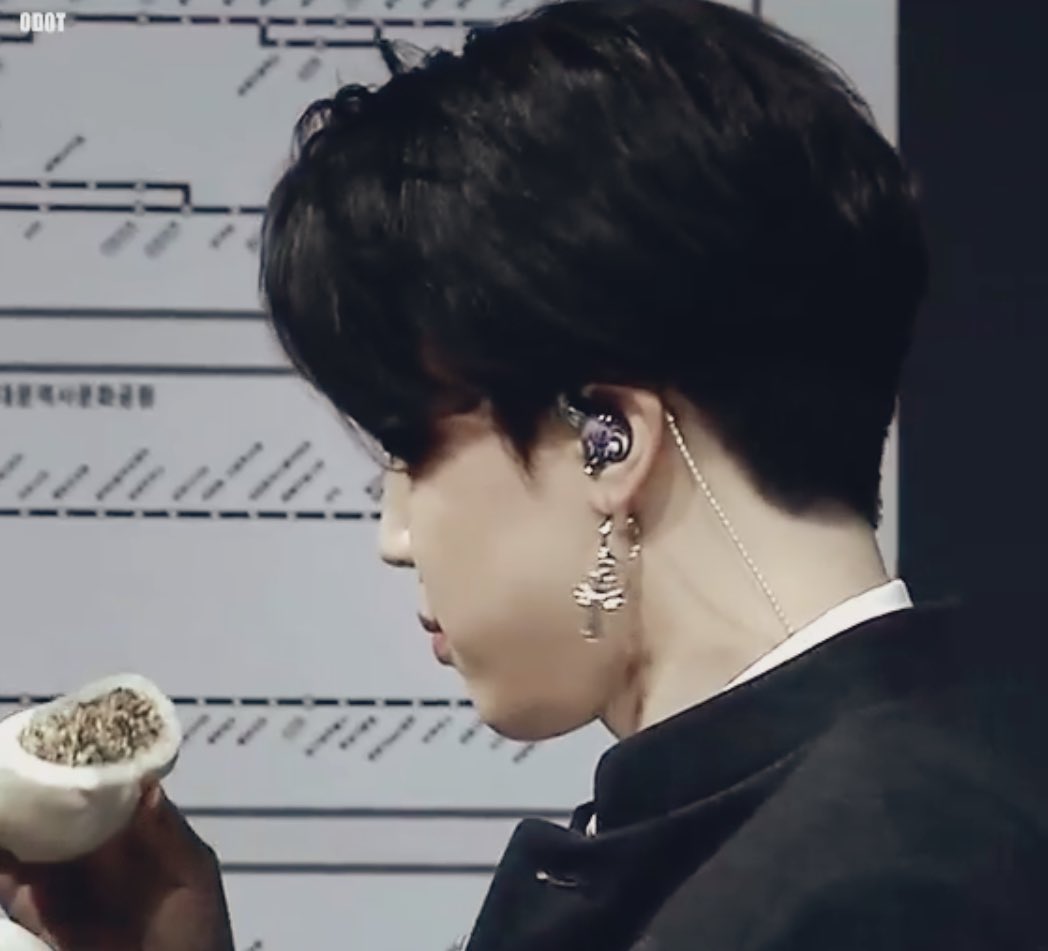 liIjiminvert's tweet photo. jimin staring at the dumpling https://t.co/9iaJhn6Qv2