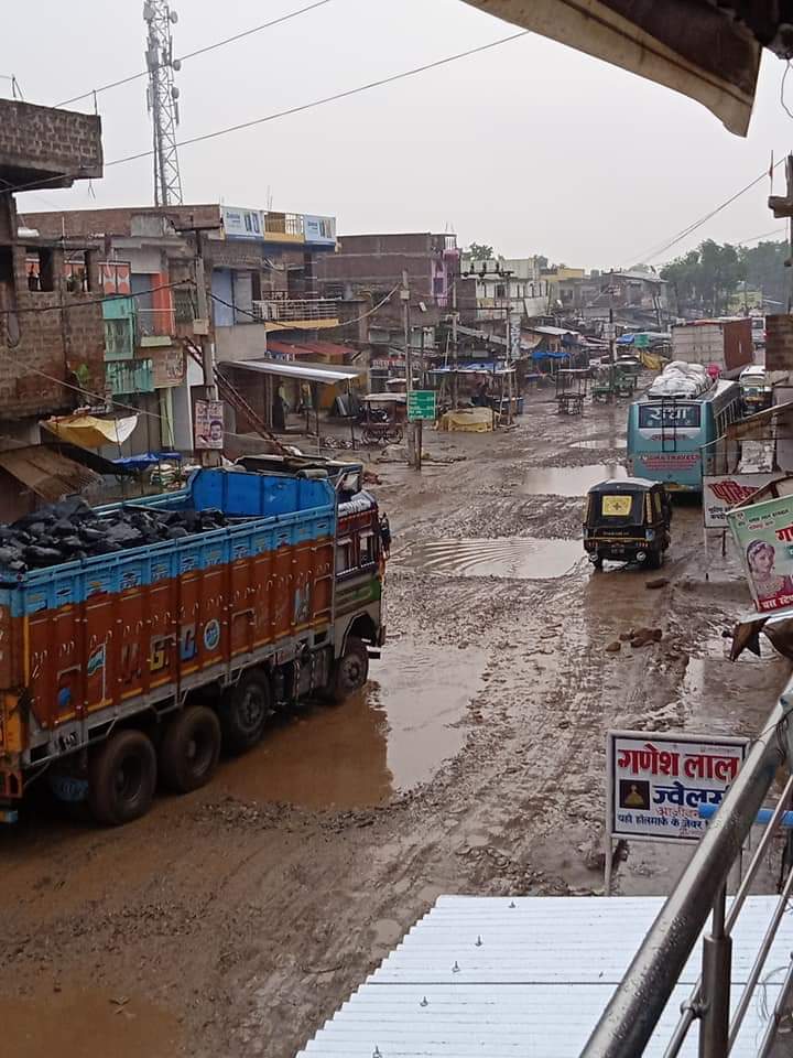 Abhishek834028's tweet photo. ये #NH82 है जो राजगीर और बोधगया जैसे बड़े पर्यटक स्थलों को जोड़ती है विगत तीन साल से बरसात के दिनों में तालाब का रूप ले लेती है,और प्रशासनिक पदाधिकारीयों और जनप्रतिनिधियों का ध्यान इधर बिल्कुल भी नहीं है।
आये दिन घटनायें होते रहती है।
@nkishoreyadav @HariManjhi @nitin_gadkari https://t.co/qcQNQJ8DMH