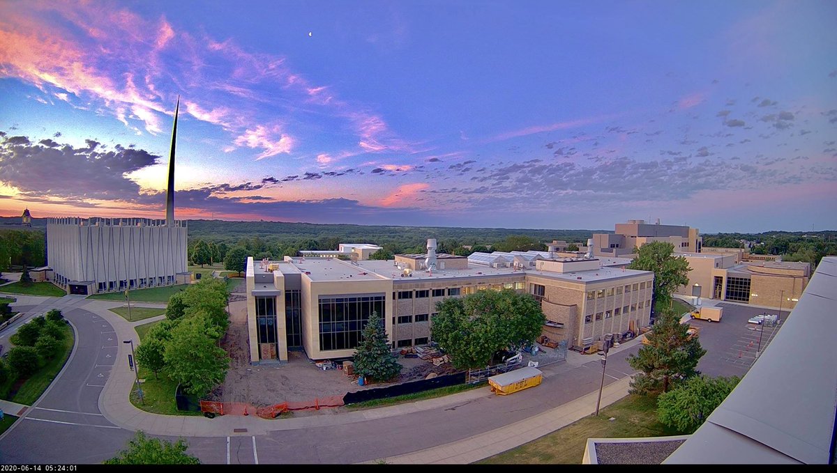 mark_tarello's tweet photo. WOW! Spectacular sunrise and Moon sighting this morning from Gustavus Adolphus College in St. Peter, Minnesota. #Sunrise #MNwx https://t.co/6WLwu2xhHu