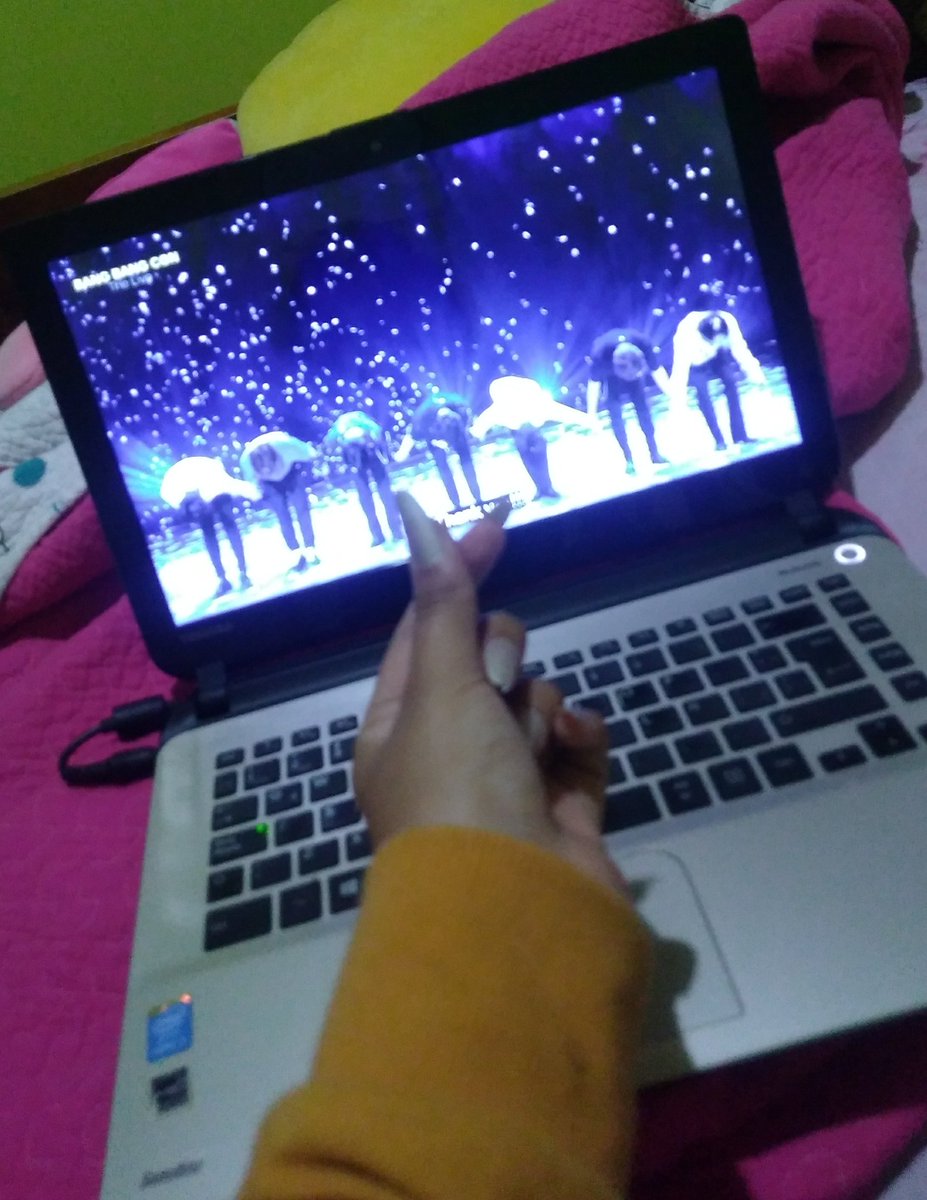 MaiOT7's tweet photo. Dios, estoy tan agradecida por poder haber visto este concierto:') y más aún haber estado acompañada de @martuka05, enserio es el mejor día y nunca lo olvidaré:' gracias por compartir neurona conmigo! Y por cantar, reír y llorar como 🤡 que somos, I purple you 💜  @BTS_twt https://t.co/jMx4vuX6Dk