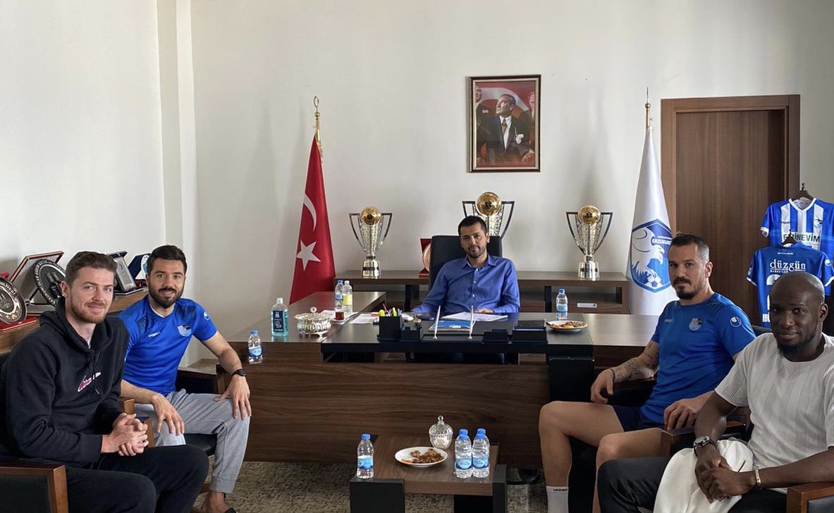 Kaptanlarımızla takımımızın son durumunu konuştuk, kalan altı haftada tüm oyuncular adına söz aldık. Böylesine karakterli, çalışkan ve özverili oyuncularımızın olması Erzurumspor’umuz için çok önemli.. İnancımız tam, Allah’ın izniyle hep birlikte hedefe ulaşacağız.