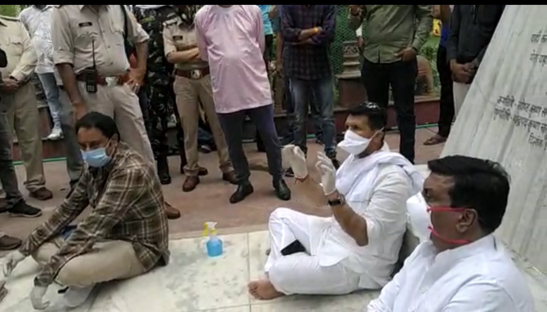 drbrajeshrajput's tweet photo. इंदौर में चार के धरने पर पुलिस ने की FIR मगर सागर में चालीस से ज़्यादा आये तो चुप्पी क्यों ? @ABPNews @INCMP @BJP4India @GSRajput_18 @jitupatwari @Anurag_Dwary https://t.co/5v9KVQ3znW