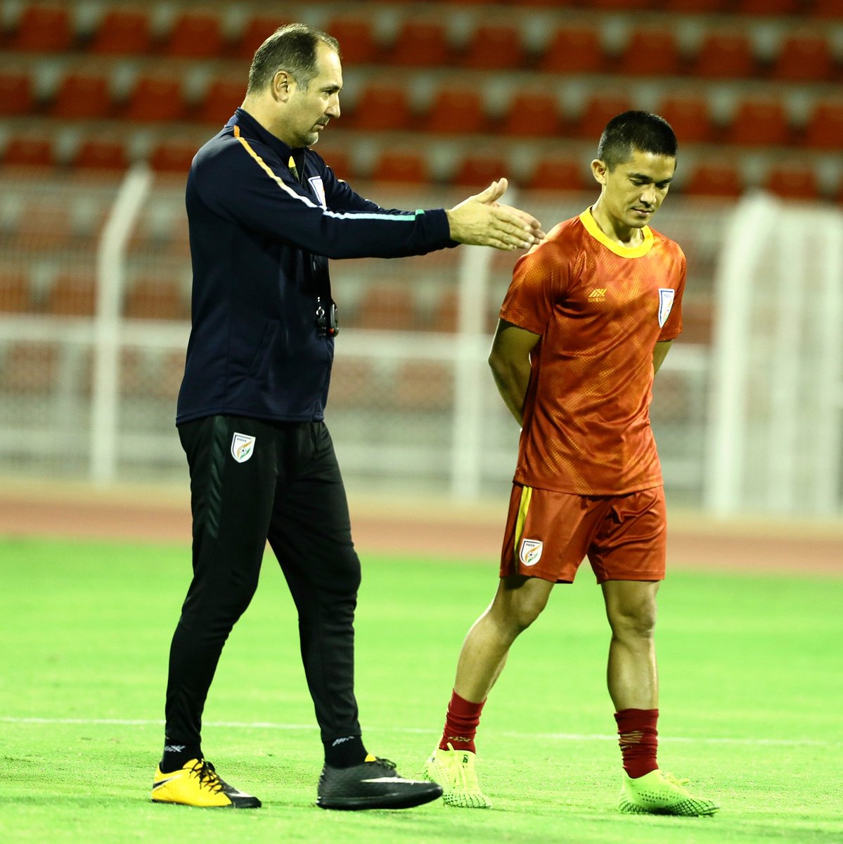 IndianFootball's tweet photo. Coaches laud 👏🏻 @chetrisunil11's dedication and never-say-die attitude’ 👊🏻 as secret of his illustrious career 🙌🏻
Read more ➡️ https://t.co/Gll2LmxkY4
#15YearsOfSC11 #BackTheBlue 💙 #BlueTigers 🐯 #IndianFootball ⚽ https://t.co/EQmjSismTZ