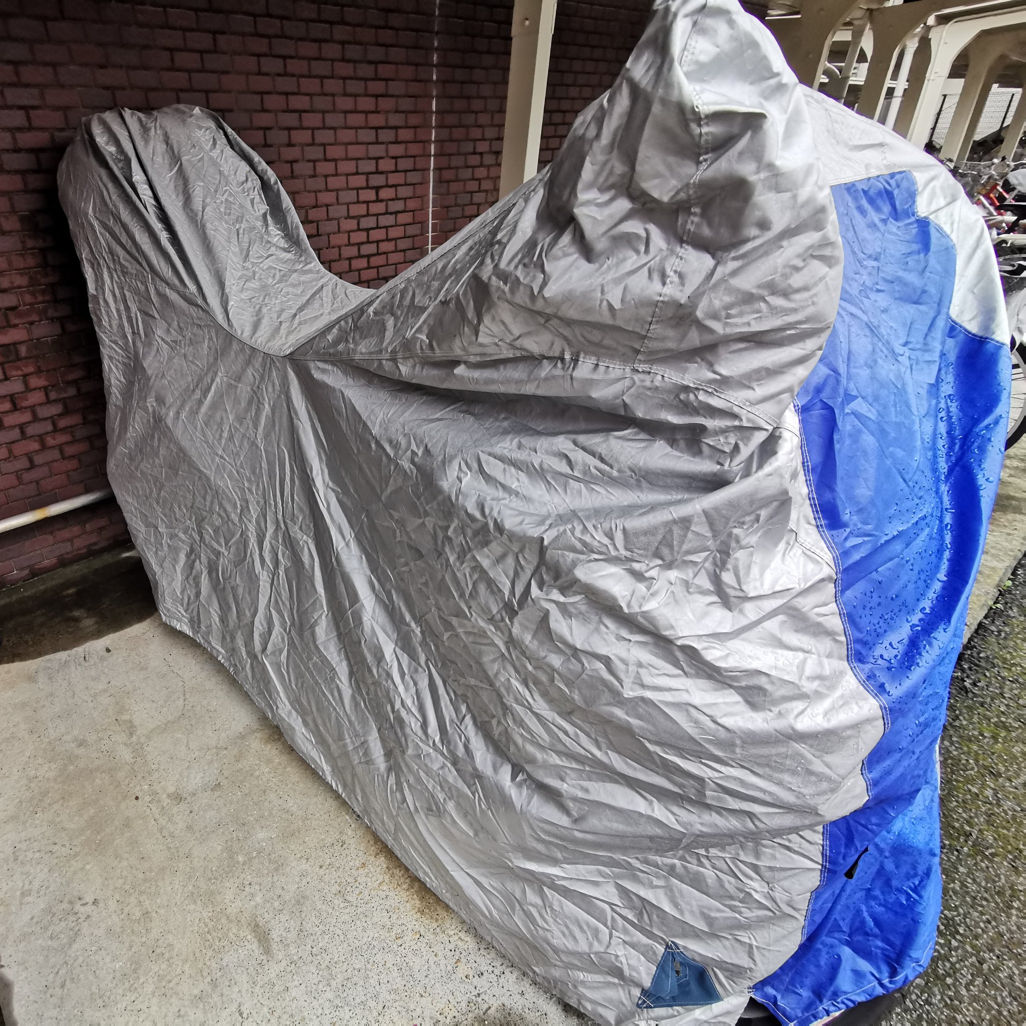 こがれ おとといの雨からバイクカバー掛けてる Pcxの時から使ってるバイクカバーがフォルツァでも使えた リアボックス対応なのがいいね さすがワイズギア T Co Hxzx1xsxap Twitter