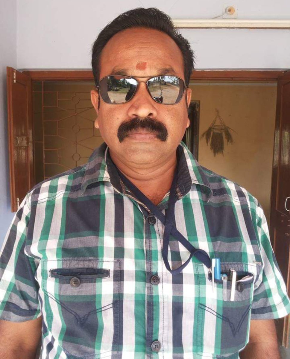 RahimatSheikh's tweet photo. ଆଜି ରା଼ତ୍ରୀରେ ମୁଁ Highway ପାଖରେ ଭୋକିଲା ଲୋକ କିଏ ବୁଲୁଛନ୍ତି ଖୋଜୁଥିଲି , ତୁରନ୍ତ ମୋଁ ନଜ଼ର ପଡିଲା ଜଣେ ଅସହାୟ ଲୋକଟିକୁ କିଏ ଖାଇବା ଦେଉଛନ୍ତି ସେ ଆଉ କେହି ନୁହଁ ଆମ ସୋର ର ଗର୍ବ ଓ ଗୌରବ ଆମ ସୋର ଥାନା (ASI- Pradeep kumar mohanty 
 ଜଣେ ଅସହାୟ ଭୋକିଲା ଲୋକକୁ ଖାଇବା ଦଉଥିଲେ @BalasoreDm 
@cpbbsrctc 
@SPBalasore https://t.co/OMsQ5AgXcB
