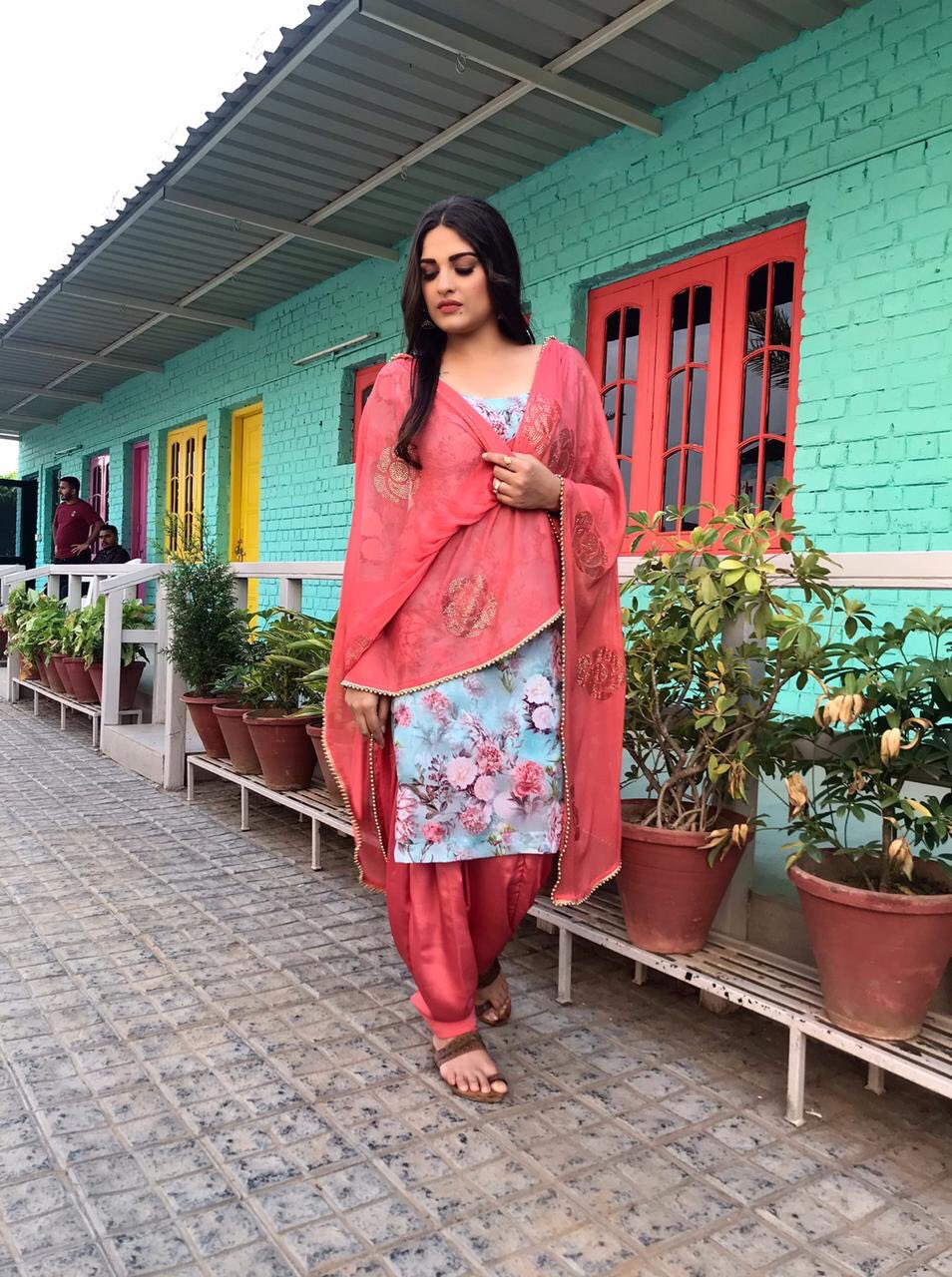 Himanshi khurana sales in punjabi suit