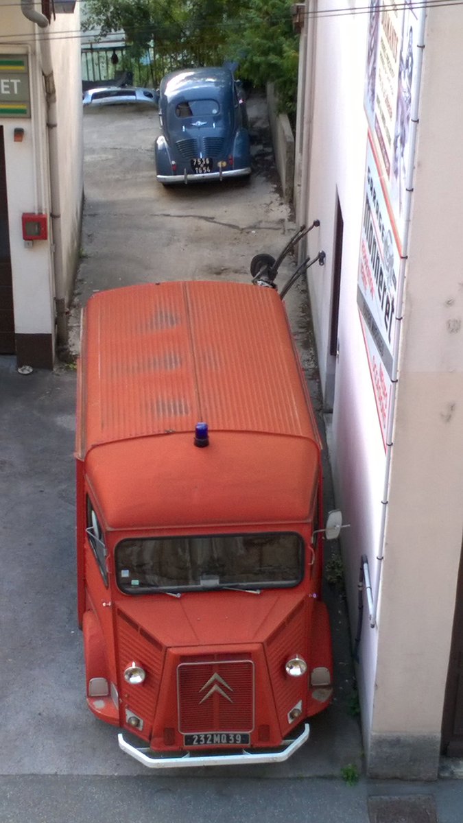 PYEtienney's tweet image. Un jour dans la rue Back to the Future !
#Citroën #TypeH 
#Renault 4CV