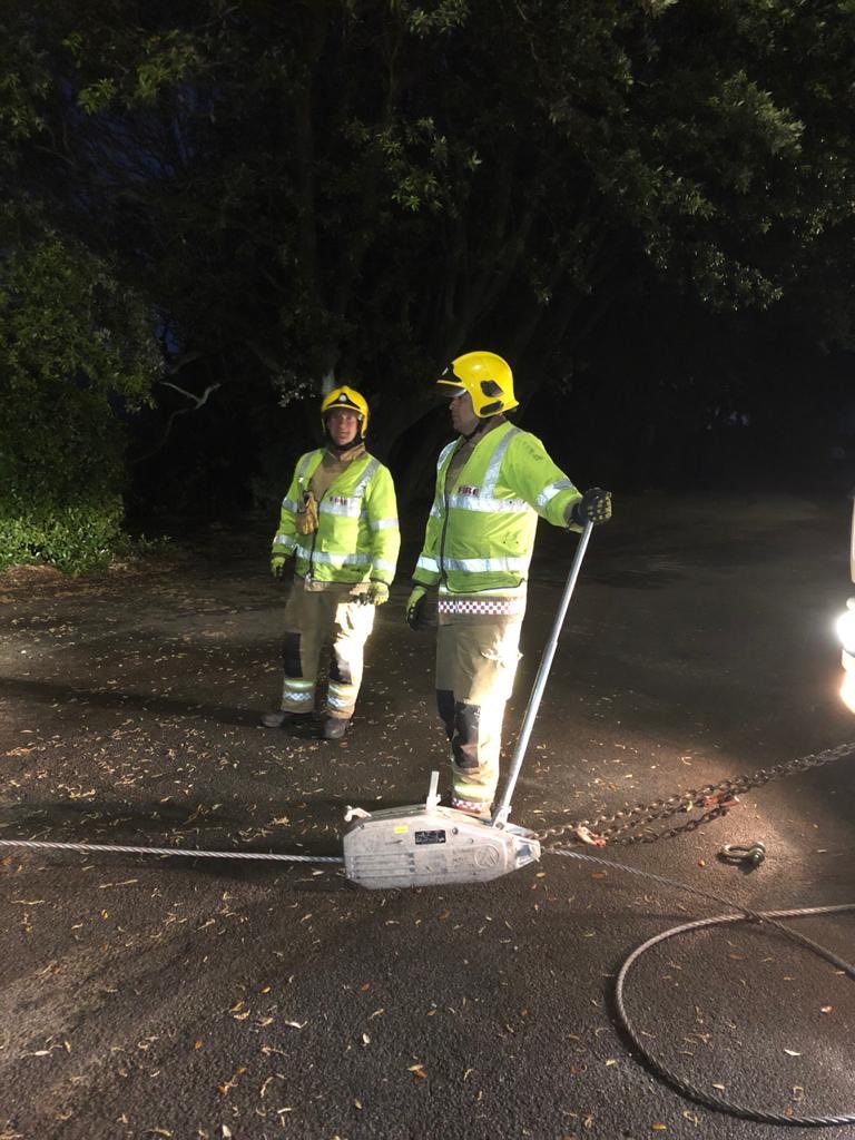 Both our pumps and #Weston #oncall crew used a Tirfor winch to remove a hybrid vehicle hanging over the edge of a road. 1/2