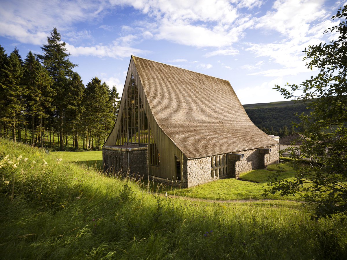 Red cedar shingles to this wonderful roof at Scargill Chapel, Kettlewell by George Gaze Pace, 1958-61. Midsummer, late evening and waiting for the light to rake across the north elevation. Listing here historicengland.org.uk/listing/the-li…
