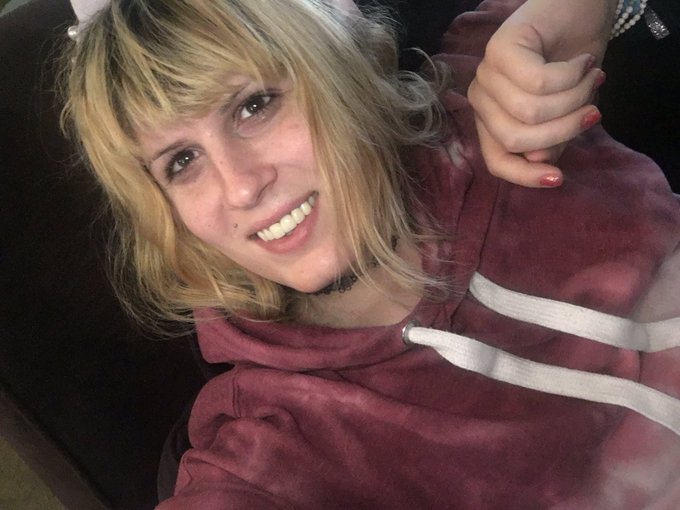 I&rsquo;m addicted to taking lame selfies of myself when I&rsquo;m bored https://t.co/rmJuxa5r5H