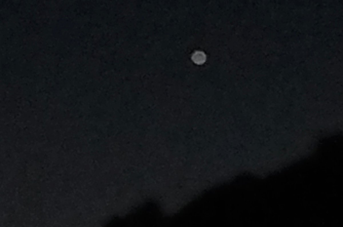 estebanastronom's tweet photo. Aunque el fenómeno OVNI estaba en clara decadencia en los últimos tiempos, durante el confinamiento por la pandemia ha proliferado el avistamiento de extrañas luces que se movían o cambiaban de forma y tamaño https://t.co/vrBleGsGjx https://t.co/3atAZoZTK8
