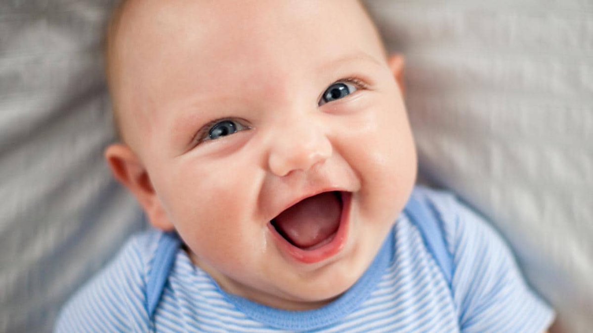 الابتسامة لا تكلف شيئًا.. لكنها تأسر القلوب وتفتح الأبواب