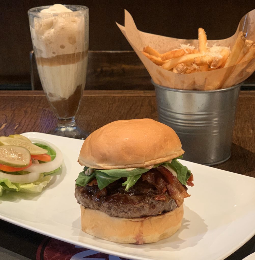 เบอร์เกอร์ที่อร่อยที่สุดที่เคยกินนนนน อยู่ใต้โรงแรมพูลแมนสีลม นี่เอง เขาซื้อแฟรนไชส์มาจาก LA ที่ไทยมีที่เดียว ความปังคือ เนื้อที่ใช้ทำอย่างกะเนื้อสเต็ก เลือกความสุกได้ เลือกชีสได้ แล้วเลิฟที่เขาแยกน้องแตงกวาดองกะมะเขือเทศออกมาแล้ว สั่งคู่กับเฟรนฟรายทรัฟเฟิล และวนิลามิลค์เชค หร่อย