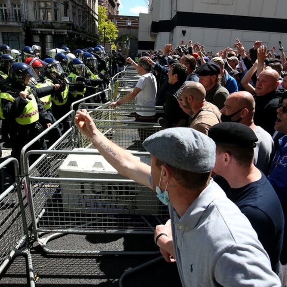 On the left, a two mile long silent #BLM protest “fighting” to end racism...

On the right, hundreds of white supremaciats, excercising their “right” to BE racist...

And who have the media condemned...? <a href="/BBCNews/">BBC News (UK)</a> <a href="/BorisJohnson/">Boris Johnson</a> this is BULLSHIT. #saysomething