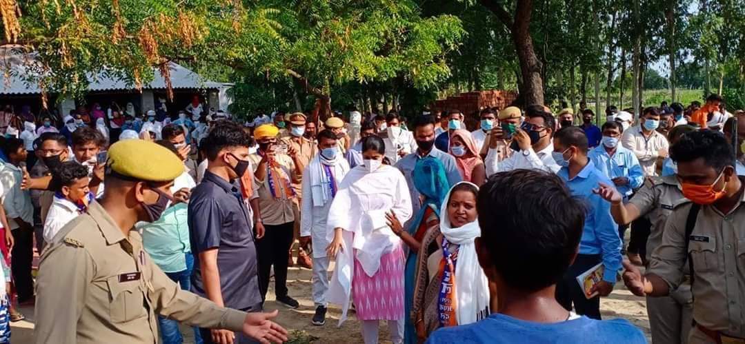 पूर्व केंद्रीय मंत्री एवं अपना दल (एस) की राष्ट्रीय अध्यक्ष व मिर्ज़ापुर सांसद श्रीमती अनुप्रिया पटेल जी व पार्टी के राष्ट्रीय प्रवक्ता श्री राजेश पटेल जी ने प्रतापगढ़ के गोविंदपुर-परसठ गांव में वंचित समाज के पीड़ितों से मुलाकात की और हर हाल में न्याय दिलाने का आश्वासन दिया।