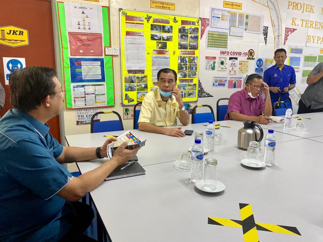 Mendengar taklimat dan membuat pemantauan Projek Membina Kuala Terengganu By Pass oleh Pengarah JKR Terengganu.

Tujuan pemantauan ini adalah untuk mengenalpasti isu-isu berbangkit serta mencari pendekatan terbaik agar projek yang telah...instagram.com/p/CBaGYfoH7Ru/…